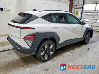 Trzecie zdjęcie samochodu z tyłu: 2025 HYUNDAI KONA SEL VIN:KM8HB3AB4SU203382 - miniatura