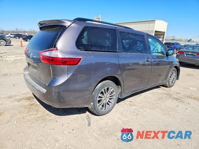 Trzecie zdjęcie samochodu z tyłu: 2019 TOYOTA SIENNA XLE 8-PASSENGER VIN:5TDYZ3DC2KS995282 - miniatura
