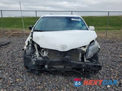 Piąte zdjęcie samochodu w środku: 2016 TOYOTA SIENNA SE 8-PASSENGER VIN:5TDXK3DC9GS701450 - miniatura