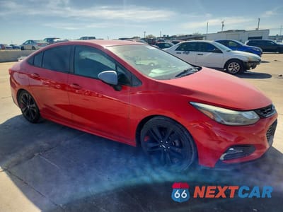 Czwarte zdjęcie samochodu z boku: 2018 CHEVROLET CRUZE LT VIN:1G1BE5SM3J7171382 - miniatura