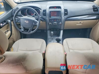 Zdjęcie 8 z 13 samochodu: 2013 KIA SORENTO LX VIN:5XYKTDA29DG403076 - miniatura