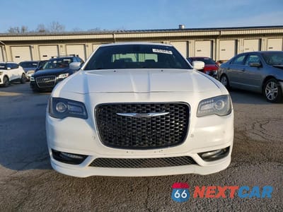 Piąte zdjęcie samochodu w środku: 2017 CHRYSLER 300 S VIN:2C3CCAGGXHH534812 - miniatura