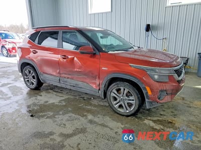 Czwarte zdjęcie samochodu z boku: 2023 KIA SELTOS S VIN:KNDEUCAA0P7467116 - miniatura