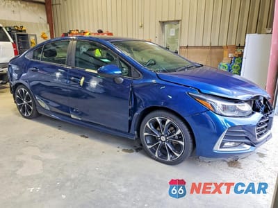 Czwarte zdjęcie samochodu z boku: 2019 CHEVROLET CRUZE PREMIER VIN:1G1BF5SM4K7131746 - miniatura