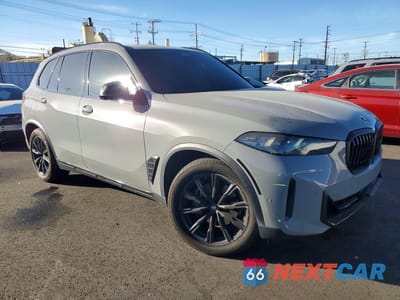 Czwarte zdjęcie samochodu z boku: 2025 BMW X5 XDRIVE40I VIN:5UX23EU03S9Z05062 - miniatura