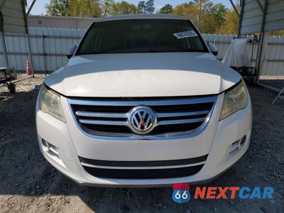 Piąte zdjęcie samochodu w środku: 2010 VOLKSWAGEN TIGUAN S VIN:WVGAV7AXXAW538175 - miniatura