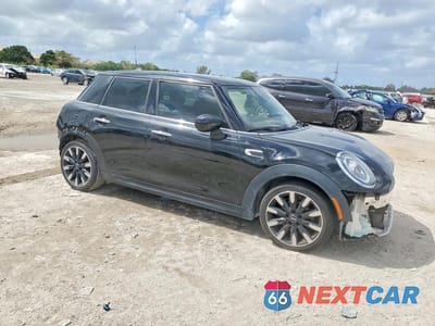 Czwarte zdjęcie samochodu z boku: 2020 MINI COOPER VIN:WMWXU7C09L2M39419 - miniatura