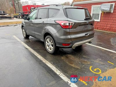 Trzecie zdjęcie samochodu z tyłu: 2018 FORD ESCAPE SE VIN:1FMCU9GD0JUC62931 - miniatura