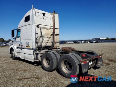 Trzecie zdjęcie samochodu z tyłu: 2014 VOLVO VNL SEMI TRUCK VIN:4V4NC9EH7EN174971 - miniatura