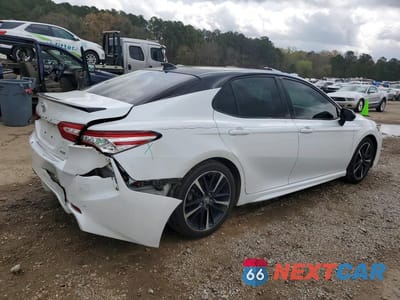 Trzecie zdjęcie samochodu z tyłu: 2020 TOYOTA CAMRY XSE VIN:4T1K61AK1LU332941 - miniatura