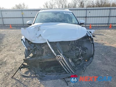 Piąte zdjęcie samochodu w środku: 2018 VOLKSWAGEN TIGUAN SEL PREMIUM VIN:3VV4B7AX3JM214092 - miniatura