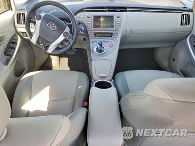 Zdjęcie 8 z 13 samochodu: 2015 TOYOTA PRIUS FOUR VIN:JTDKN3DU0F1881598 - miniatura