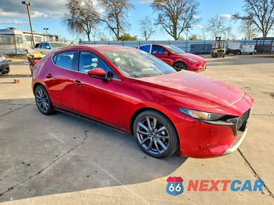 Czwarte zdjęcie samochodu z boku: 2019 MAZDA 3 PREFERRED VIN:JM1BPAMMXK1136821 - miniatura
