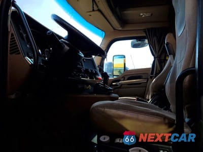 Piąte zdjęcie samochodu w środku: 2018 KENWORTH T680 SEMI TRUCK VIN:1XKYDP9X8JJ179968 - miniatura