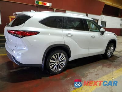 Trzecie zdjęcie samochodu z tyłu: 2023 TOYOTA HIGHLANDER PLATINUM VIN:5TDKDRBH1PS506156 - miniatura