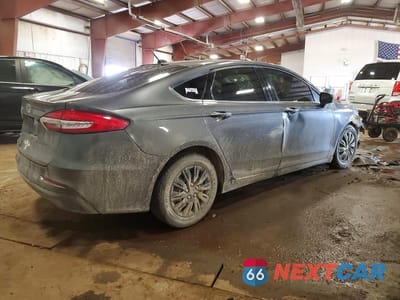 Trzecie zdjęcie samochodu z tyłu: 2019 FORD FUSION S VIN:3FA6P0G74KR281396 - miniatura