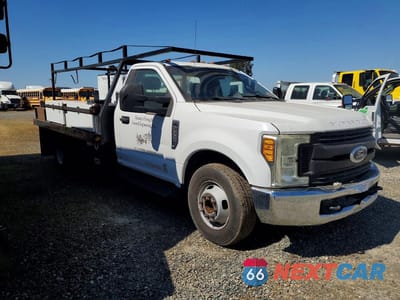 Czwarte zdjęcie samochodu z boku: 2017 FORD F350 SUPER DUTY FLATBED TRUCK VIN:1FDRF3G6XHEB22733 - miniatura