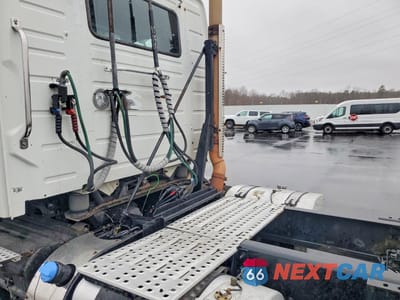 Zdjęcie 6 z 10 samochodu: 2019 VOLVO VNR - SEMI TRUCK VIN:4V4W19DF2KN221488 - miniatura