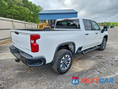 Trzecie zdjęcie samochodu z tyłu: 2023 CHEVROLET SILVERADO C2500 CUSTOM VIN:2GC4WME71P1722461 - miniatura