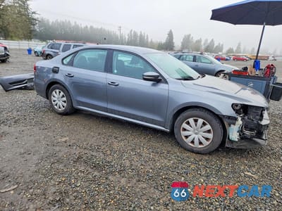 Czwarte zdjęcie samochodu z boku: 2013 VOLKSWAGEN PASSAT S VIN:1VWAH7A31DC067626 - miniatura