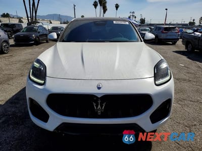 Piąte zdjęcie samochodu w środku: 2023 MASERATI GRECALE MODENA VIN:ZN682AVM0P7433915 - miniatura