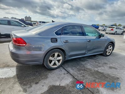 Trzecie zdjęcie samochodu z tyłu: 2015 VOLKSWAGEN PASSAT S VIN:1VWAS7A3XFC091413 - miniatura