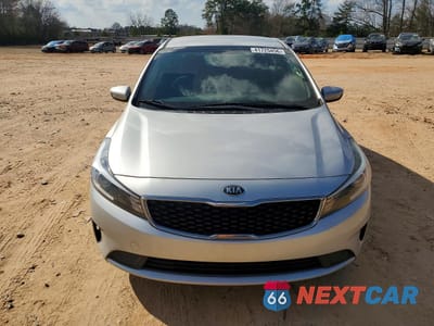 Piąte zdjęcie samochodu w środku: 2018 KIA FORTE LX VIN:3KPFL4A79JE170743 - miniatura