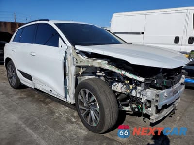 Czwarte zdjęcie samochodu z boku: 2025 AUDI Q6 E-TRON PREMIUM VIN:WA114BGF0SA041525 - miniatura