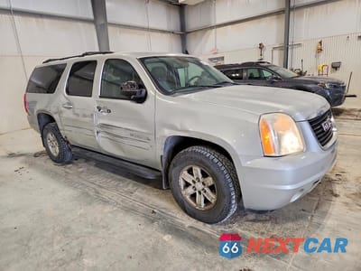 Czwarte zdjęcie samochodu z boku: 2010 GMC YUKON XL K1500 SLT VIN:1GKUKKE39AR124862 - miniatura