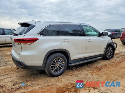 Trzecie zdjęcie samochodu z tyłu: 2019 TOYOTA HIGHLANDER XLE VIN:5TDKZRFH9KS301687 - miniatura