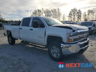 Czwarte zdjęcie samochodu z boku: 2018 CHEVROLET SILVERADO K2500 HEAVY DUTY VIN:1GC1KUEG2JF129657 - miniatura