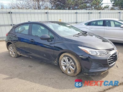 Czwarte zdjęcie samochodu z boku: 2019 CHEVROLET CRUZE LS VIN:3G1BC6SM8KS526738 - miniatura