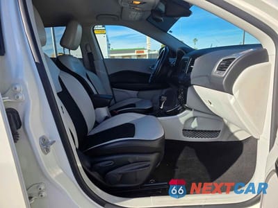 Piąte zdjęcie samochodu w środku: 2019 JEEP COMPASS LATITUDE VIN:3C4NJCBB3KT801255 - miniatura