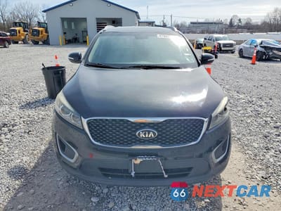 Piąte zdjęcie samochodu w środku: 2017 KIA SORENTO LX VIN:5XYPGDA38HG263093 - miniatura
