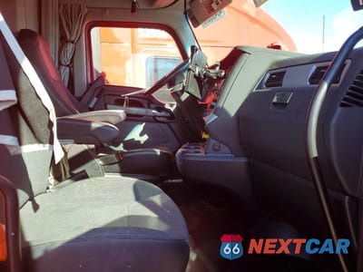 Piąte zdjęcie samochodu w środku: 2023 KENWORTH T680 SEMI TRUCK VIN:1XKYD49X6PJ230178 - miniatura