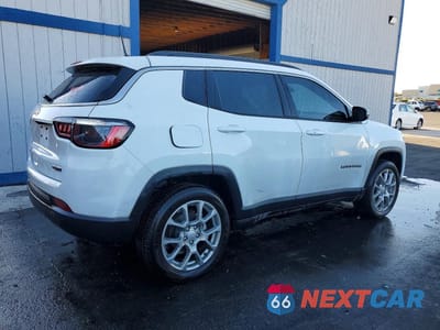 Trzecie zdjęcie samochodu z tyłu: 2024 JEEP COMPASS LATITUDE LUX VIN:3C4NJDFNXRT132602 - miniatura