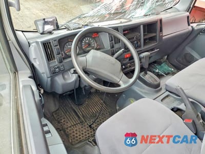 Zdjęcie 8 z 13 samochodu: 2019 ISUZU NPR HD FLATBED TRUCK VIN:54DC4W1B9KS808404 - miniatura