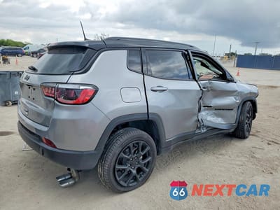 Trzecie zdjęcie samochodu z tyłu: 2022 JEEP COMPASS LATITUDE VIN:3C4NJDBB4NT228618 - miniatura