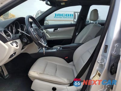 Zdjęcie 7 z 11 samochodu: 2012 MERCEDES-BENZ C 250 VIN:WDDGF4HB2CR191064 - miniatura