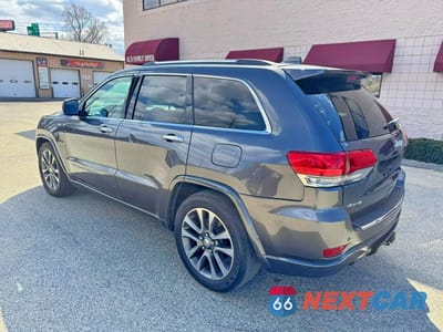 Trzecie zdjęcie samochodu z tyłu: 2018 JEEP GRAND CHEROKEE OVERLAND VIN:1C4RJFCGXJC309927 - miniatura