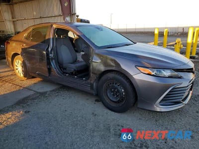 Czwarte zdjęcie samochodu z boku: 2022 TOYOTA CAMRY HYBRID LE VIN:4T1C31AK3NU574744 - miniatura