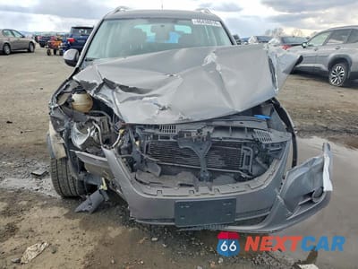 Piąte zdjęcie samochodu w środku: 2011 VOLKSWAGEN TIGUAN S VIN:WVGBV7AX8BW513703 - miniatura