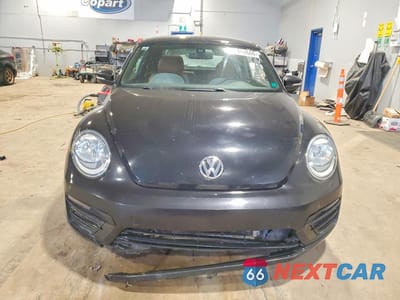 Piąte zdjęcie samochodu w środku: 2017 VOLKSWAGEN BEETLE SE VIN:3VWJ17AT7HM604170 - miniatura