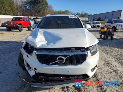 Piąte zdjęcie samochodu w środku: 2019 VOLVO XC40 T5 MOMENTUM VIN:YV4162UK1K2151332 - miniatura