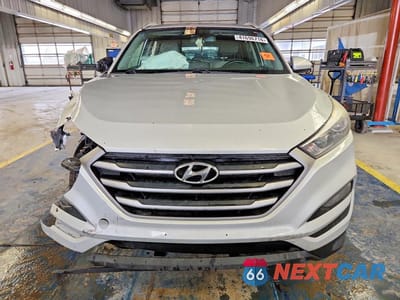Piąte zdjęcie samochodu w środku: 2017 HYUNDAI TUCSON SE VIN:KM8J3CA49HU273372 - miniatura