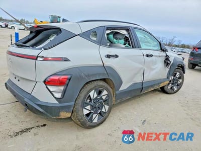 Trzecie zdjęcie samochodu z tyłu: 2024 HYUNDAI KONA SEL VIN:KM8HB3AB6RU119543 - miniatura