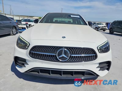 Piąte zdjęcie samochodu w środku: 2022 MERCEDES-BENZ E 350 VIN:W1KZF8DB9NB044872 - miniatura