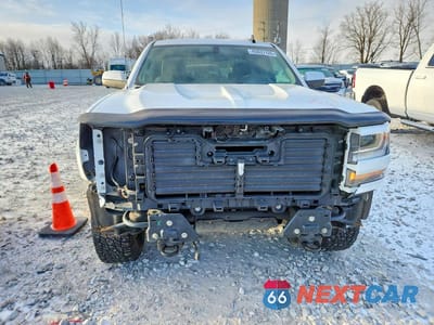 Piąte zdjęcie samochodu w środku: 2017 CHEVROLET SILVERADO K1500 LT VIN:1GCVKREC7HZ379609 - miniatura