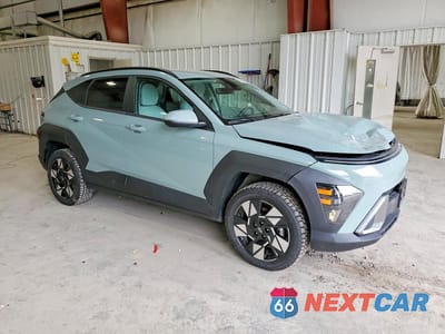 Czwarte zdjęcie samochodu z boku: 2025 HYUNDAI KONA SEL VIN:KM8HBCAB7SU195990 - miniatura