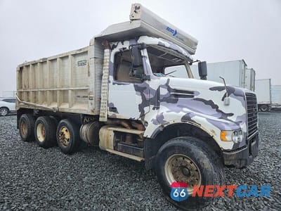 2015 VOLVO VHD DUMP TRUCK 4V5KC9EH2FN910764 - główne zdjęcie licytacji z USA - miniatura